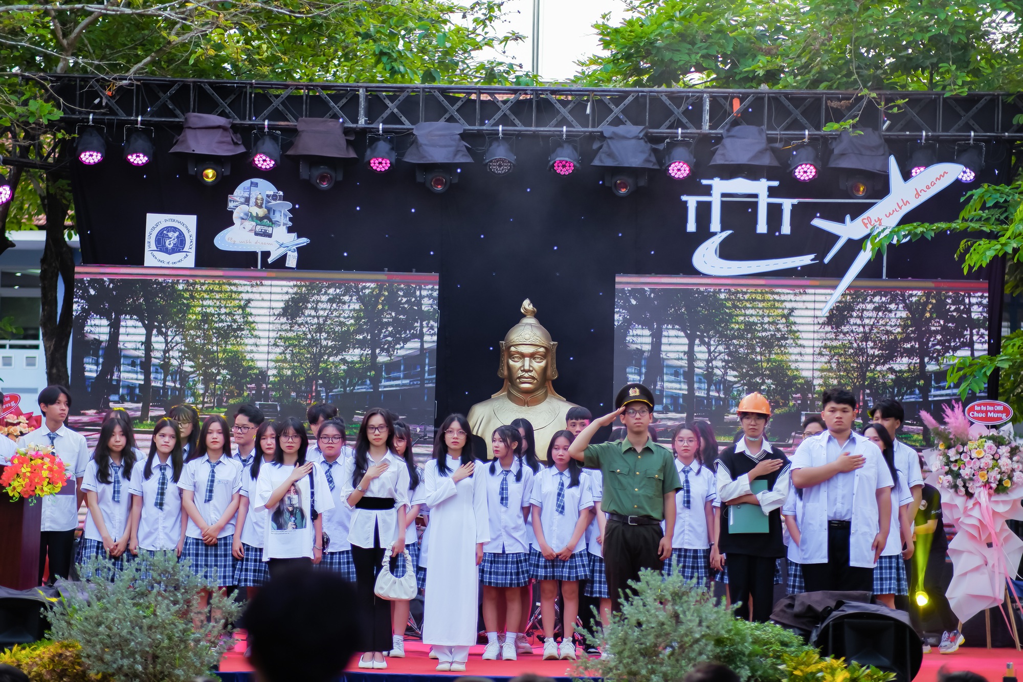 Nam sinh nữ tú trường Nguyễn Huệ (Huế) lên đồ lộng lẫy, tham dự lễ tri ân và trưởng thành cuối cùng của đời học sinh - Ảnh 2.