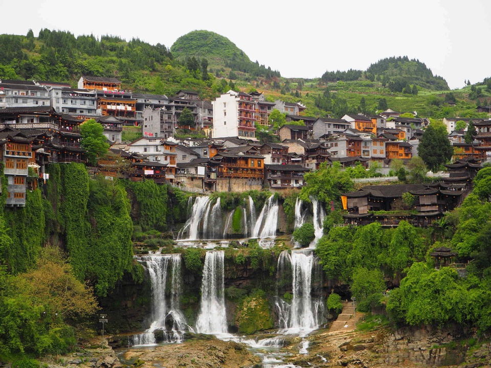 Cổ trấn nghìn năm treo trên thác nước ở Trung Quốc, Trấn Phù Dung