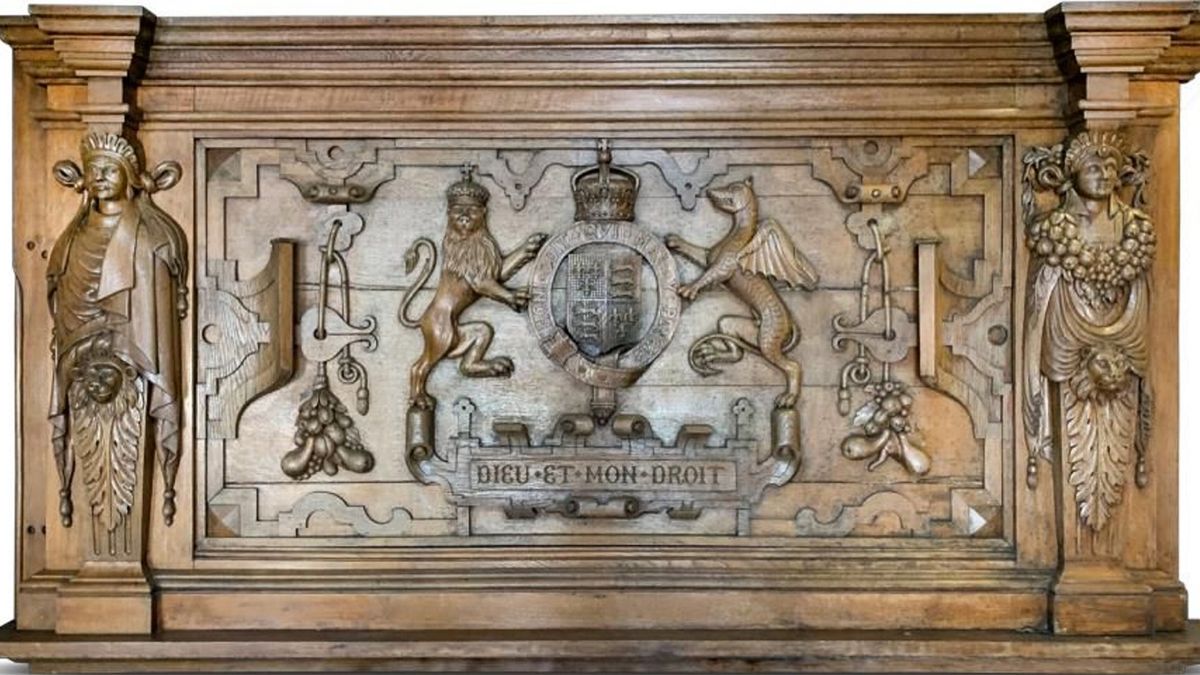 Tưởng tấm gỗ mục n&aacute;t, nh&acirc;n vi&ecirc;n bảo vệ nh&agrave; cổ v&ocirc; t&igrave;nh vứt đi 146 tỷ đồng v&agrave; c&aacute;i kết đắng ngắt - Ảnh 1.