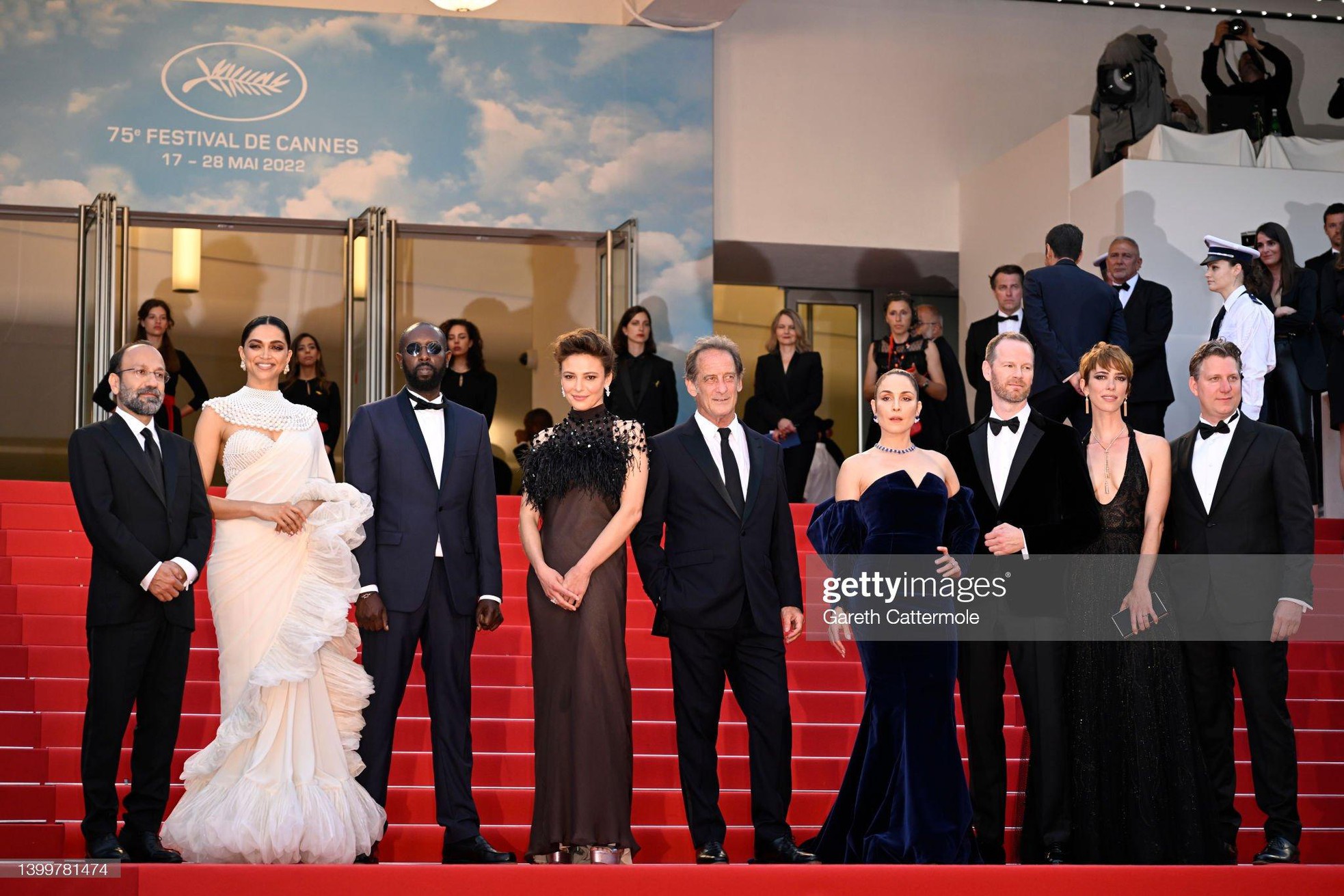 Closing Cannes: The president of the 'Golden Camera' award poses too much, the most bold Russian beauty on the red carpet - Photo 5.