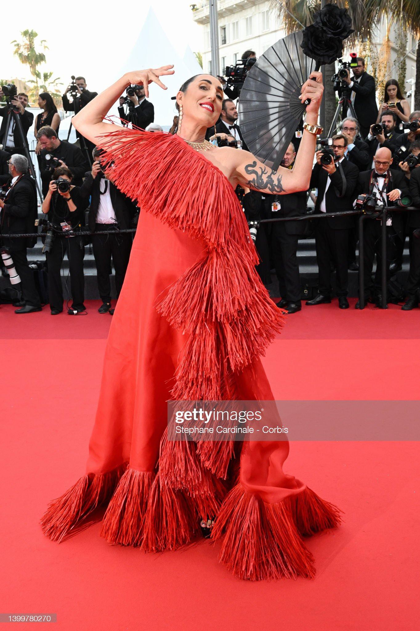 Closing Cannes: The president of the 'Golden Camera' award poses an exaggerated figure, the most daring Russian beauties on the red carpet - Photo 17.