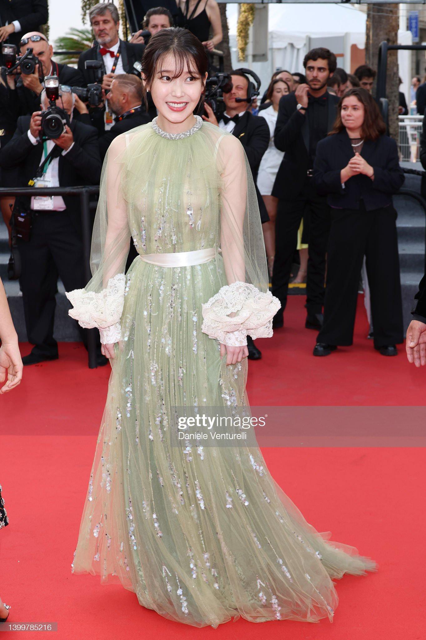 Closing Cannes: The president of the 'Golden Camera' award poses too much, the most bold Russian beauty on the red carpet - Photo 15.