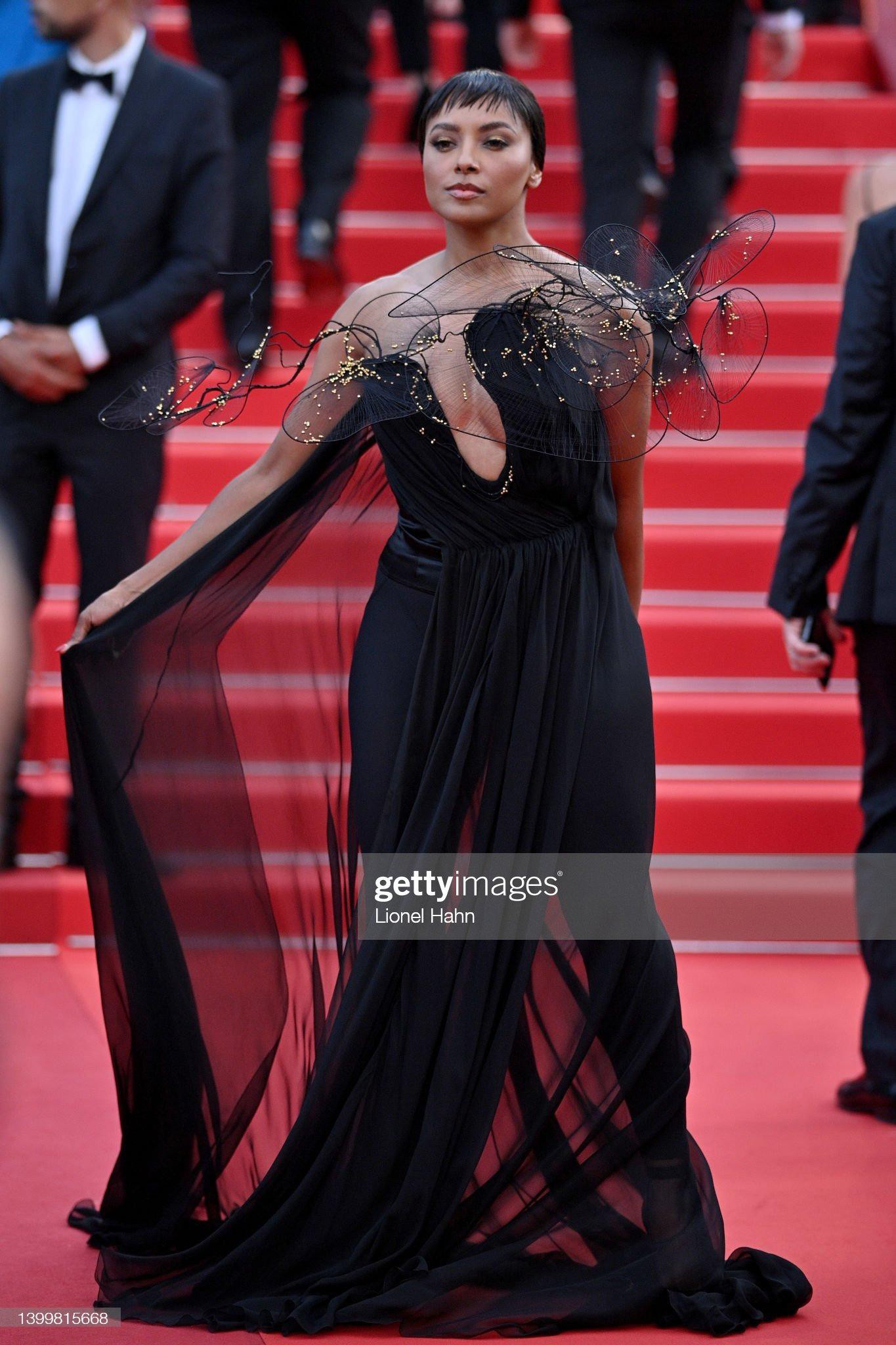 Closing Cannes: The president of the 'Golden Camera' award poses too much, the most bold Russian beauty on the red carpet - Photo 9.