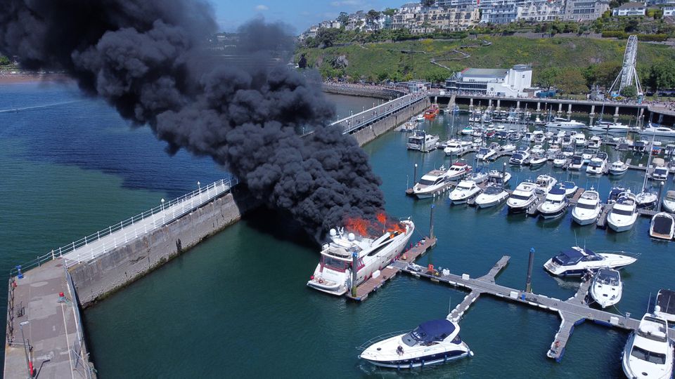 Siêu du thuyền 6 triệu bảng bị lửa xé toạc, di tản khách tắm biển - Ảnh 1.