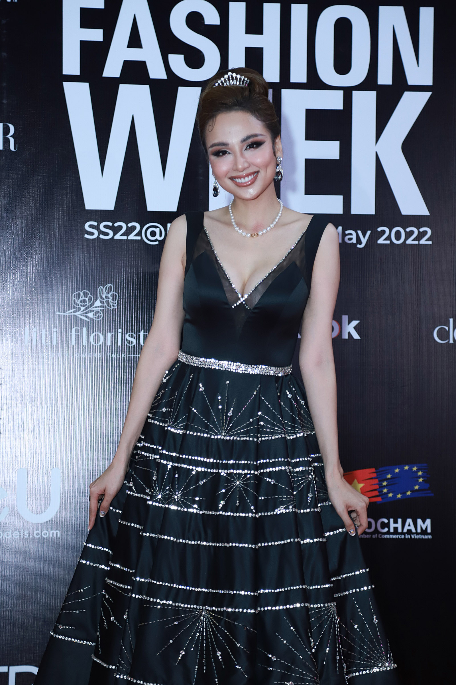 Red carpet on the last day of VIFW: Ha Tang's mother-in-law looks 