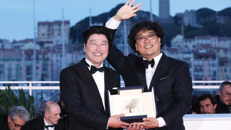 The first Korean actor to win the Cannes award: National treasure bombed the box office, when he was young he was estranged because of his lack of beauty - Photo 3.