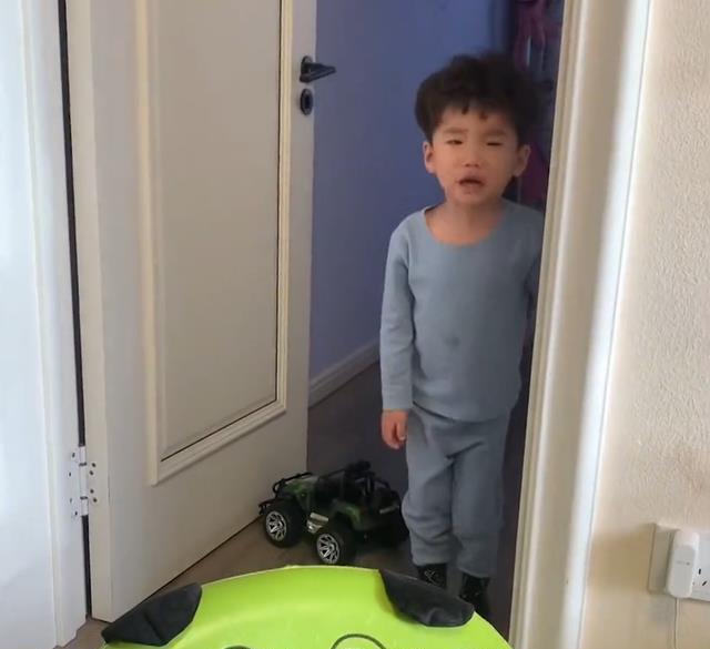 Not wanting to eat rice but afraid of being yelled at by his mother, the boy secretly poured the rice away, making the mother angry enough to punish her child in this extreme way - Photo 2.