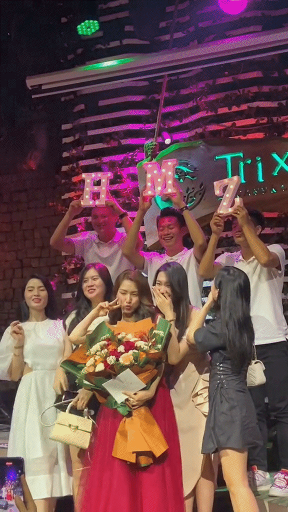 Clip: Bộ tứ WAG đình đám chụp ảnh cute với Hoà Minzy, nhưng phản ứng của Thành Chung và Chinh đen chiếm spotlight - Ảnh 2.