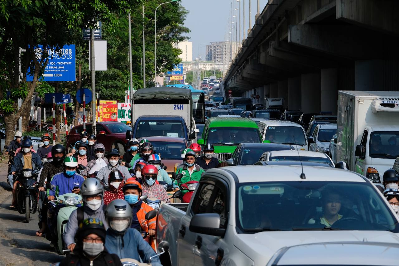 Hà Nội: Dòng phương tiện ùn ùn từ cửa ngõ đổ về trung tâm thành phố, trẻ con mệt mỏi dưới nắng nóng oi ả theo cha mẹ nhích từng mét để vào nội đô  - Ảnh 3.