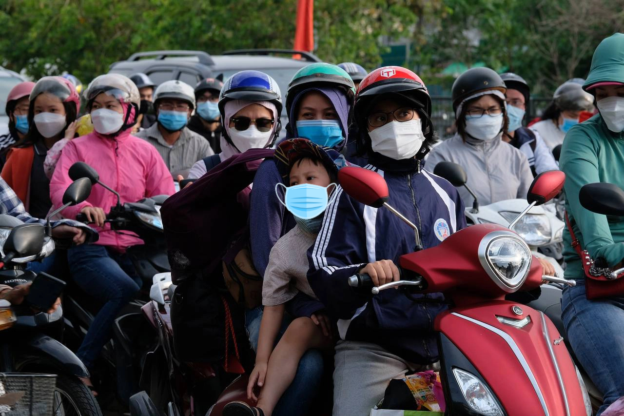 Hà Nội: Dòng phương tiện ùn ùn từ cửa ngõ đổ về trung tâm thành phố, trẻ con mệt mỏi dưới nắng nóng oi ả theo cha mẹ nhích từng mét để vào nội đô - Ảnh 4. Hà Nội: Dòng phương tiện ùn ùn từ cửa ngõ đổ về trung tâm thành phố, trẻ con mệt mỏi dưới nắng nóng oi ả theo cha mẹ nhích từng mét để vào nội đô - Ảnh 4.