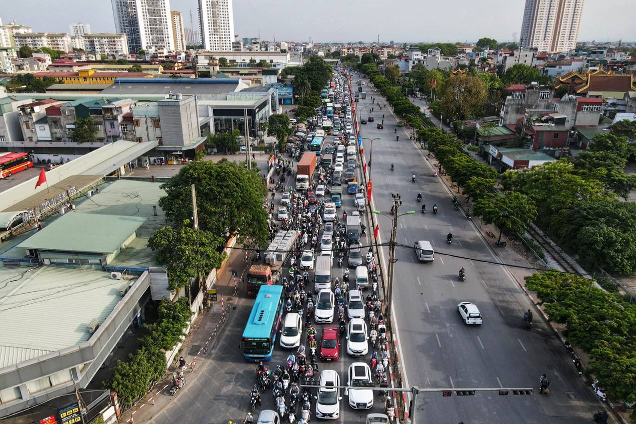 Hà Nội: Dòng phương tiện ùn ùn từ cửa ngõ đổ về trung tâm thành phố, trẻ con mệt mỏi dưới nắng nóng oi ả theo cha mẹ nhích từng mét để vào nội đô - Ảnh 8. Hà Nội: Dòng phương tiện ùn ùn từ cửa ngõ đổ về trung tâm thành phố, trẻ con mệt mỏi dưới nắng nóng oi ả theo cha mẹ nhích từng mét để vào nội đô - Ảnh 8.
