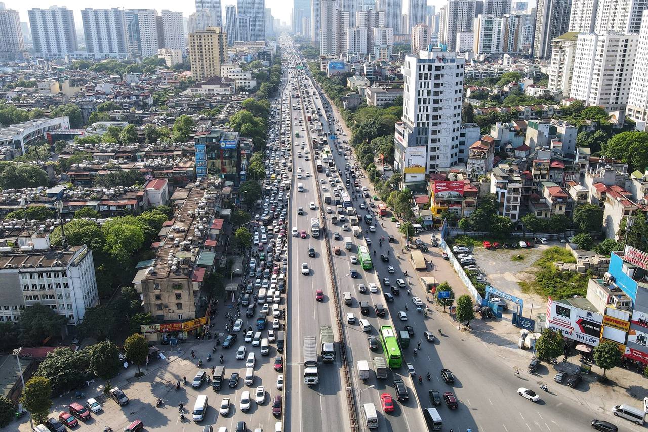 Hà Nội: Dòng phương tiện ùn ùn từ cửa ngõ đổ về trung tâm thành phố, trẻ con mệt mỏi dưới nắng nóng oi ả theo cha mẹ nhích từng mét để vào nội đô  - Ảnh 9.