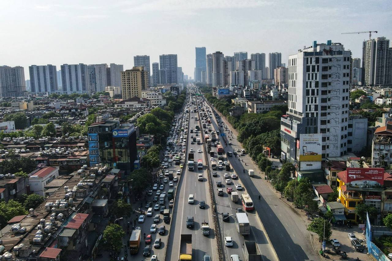 Dòng phương tiện ùn ùn đổ về Hà Nội sau kỳ nghỉ lễ, trẻ con mệt nhoài theo cha mẹ nhích từng mét để vào nội đô - Ảnh 11. Dòng phương tiện ùn ùn đổ về Hà Nội sau kỳ nghỉ lễ, trẻ con mệt nhoài theo cha mẹ nhích từng mét để vào nội đô - Ảnh 11.
