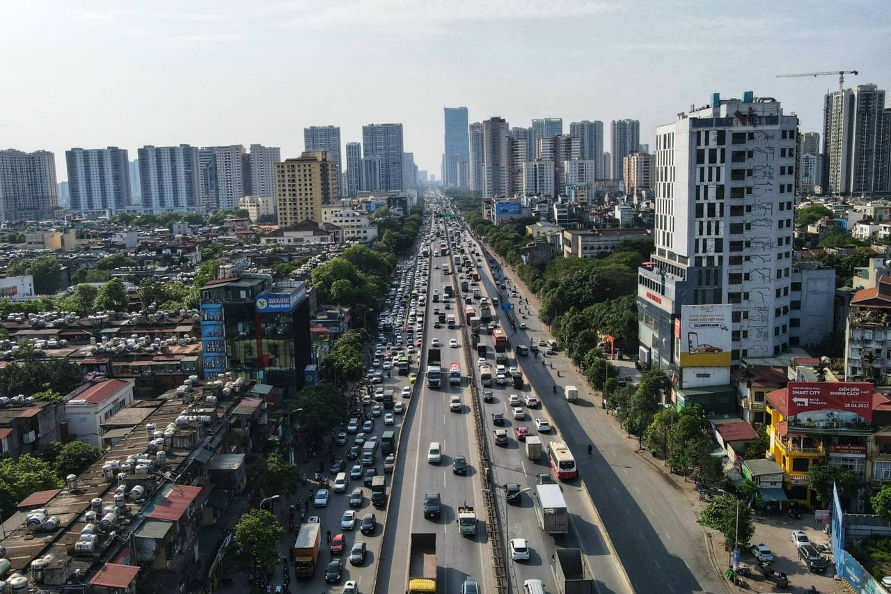 Dòng phương tiện ùn ùn đổ về Hà Nội sau kỳ nghỉ lễ, trẻ con mệt nhoài theo cha mẹ nhích từng mét để vào nội đô - Ảnh 11.