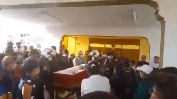 Hearing the thumping sound from inside the dead man's coffin, the family opened the lid to witness an unbelievable scene in the middle of the funeral - Photo 3.