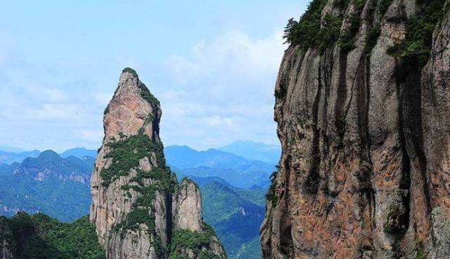 Núi đá &quot;thiêng liêng&quot; nhất Trung Quốc: Cao gần 1.000m có hình dáng Phật bà chắp tay, cảnh tượng sau cơn mưa mới thật sự ngỡ ngàng - Ảnh 1.