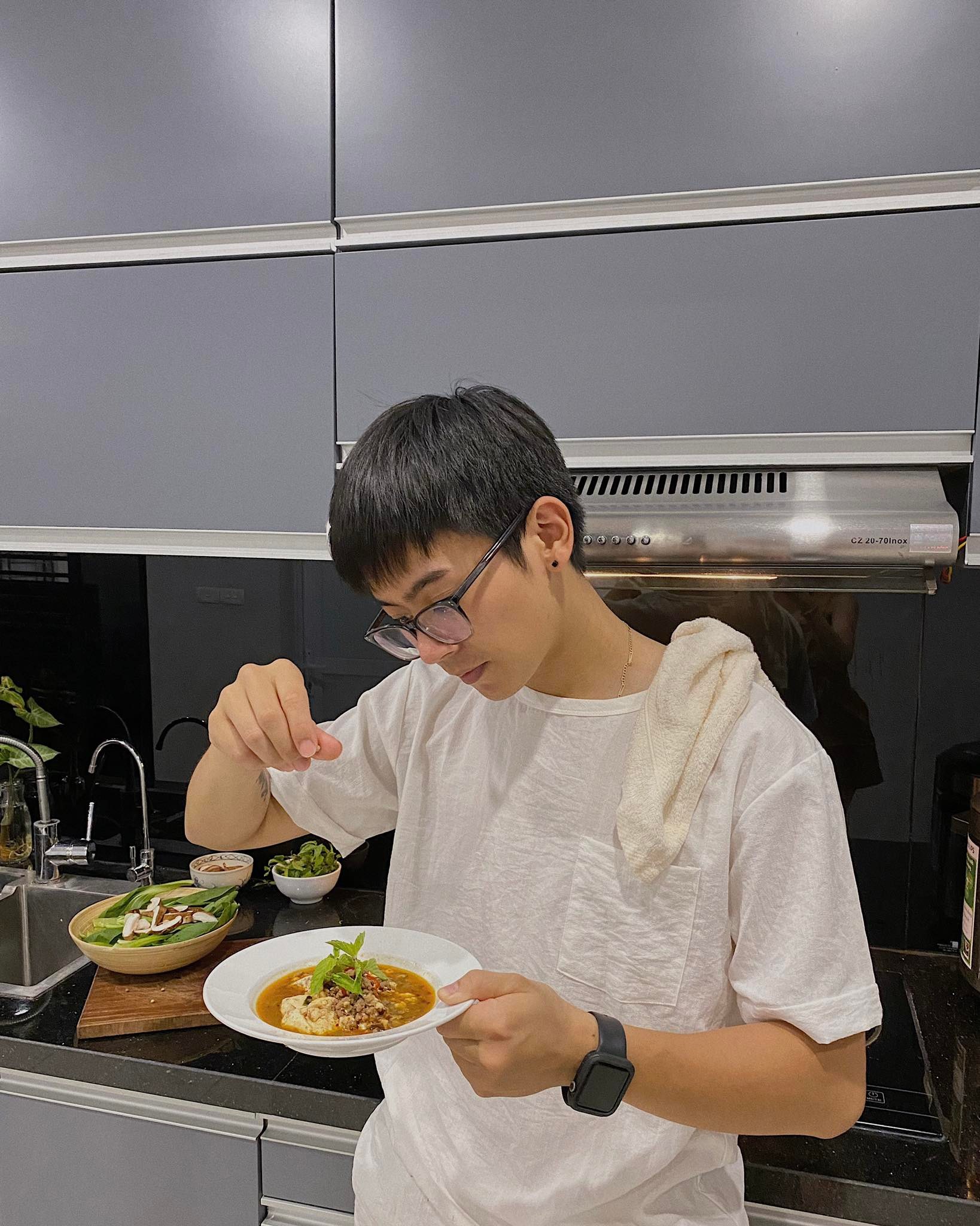 Tận dụng giờ nghỉ trưa ở công ty, chàng nhân viên văn phòng trở thành “đầu bếp”, dậy từ 5h30 sáng để lo bữa ăn cho gần chục người trong team! - Ảnh 6.