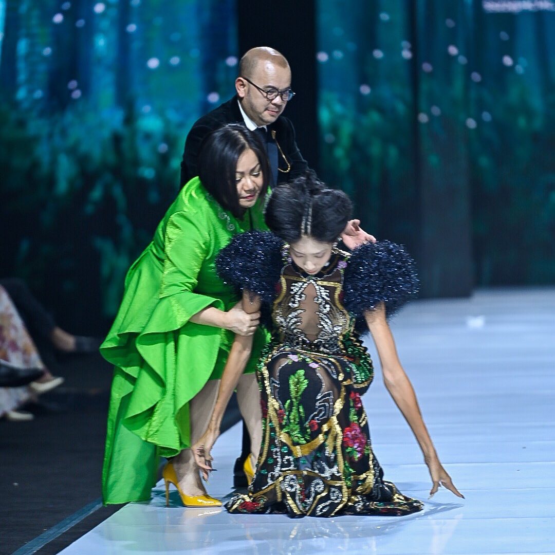 Bị tố tạo scandal khi vấp ngã tại show thời trang, Thùy Tiên vội trần tình cô đang "hơi buồn" - Ảnh 8.