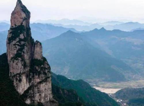 Núi đá &quot;thiêng liêng&quot; nhất Trung Quốc: Cao gần 1.000m có hình dáng Phật bà chắp tay, cảnh tượng sau cơn mưa mới thật sự ngỡ ngàng - Ảnh 6.