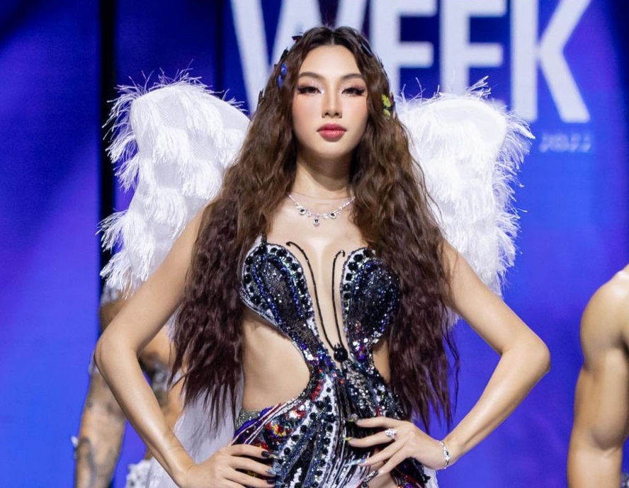 Bị tố tạo scandal khi vấp ngã tại show thời trang, Thùy Tiên vội ...
