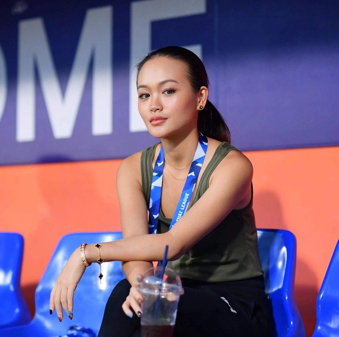 Con gái chủ tịch đội bóng Thái Lan: từ nhan sắc tới khả năng biến hoá với hàng hiệu chẳng kém mẫu thân là mấy! - Ảnh 8.