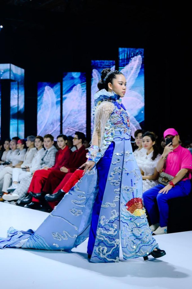 Miss Eco Teen International 2021 Bella Vũ mặc áo dài nặng hơn 20kg - Ảnh 1.