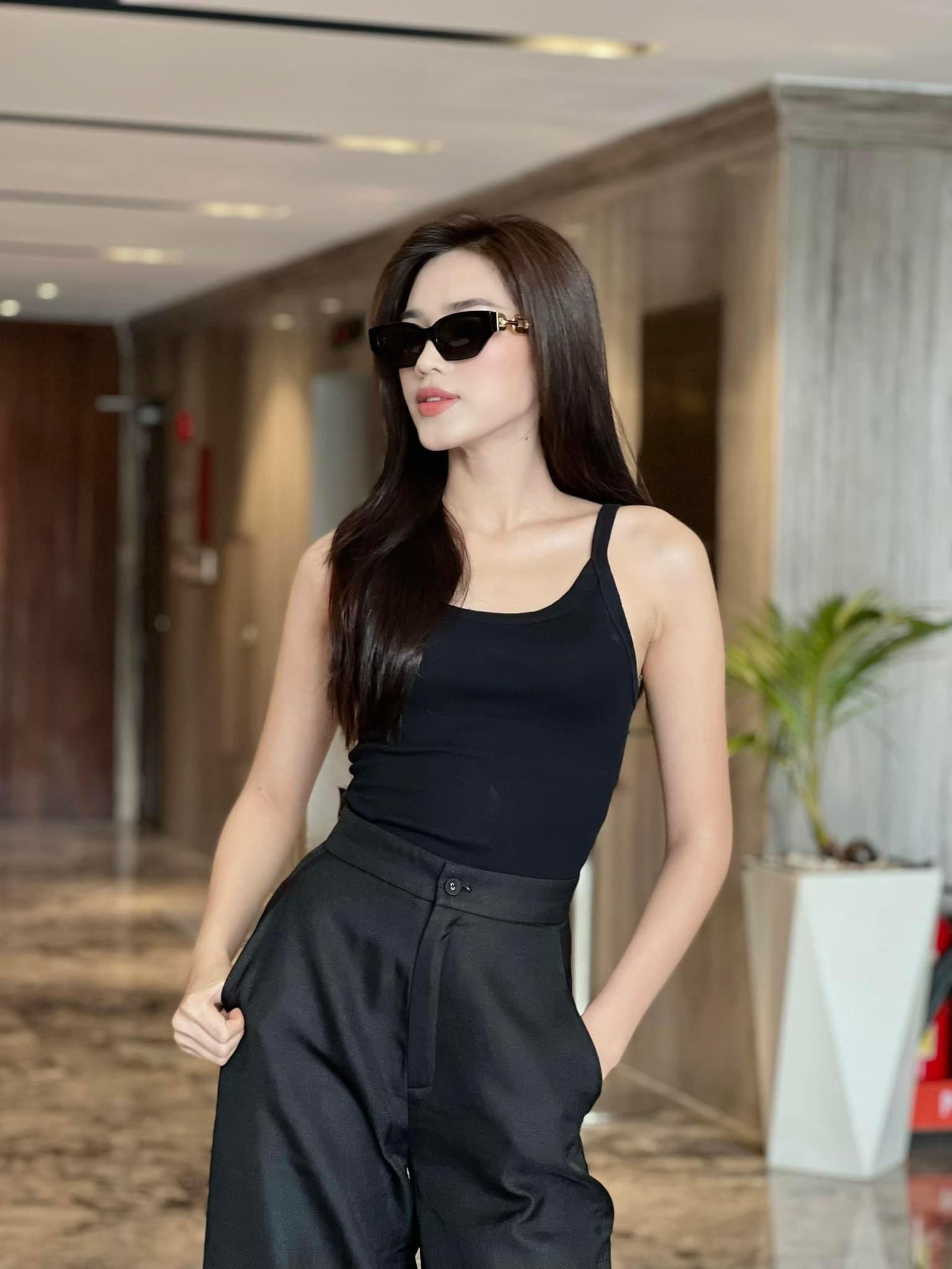 Đỗ Thị Hà mặc áo ba lỗ giản dị vẫn sành điệu, Thuỳ Tiên mặc jumpsuit trễ vai nóng bỏng - Ảnh 1.