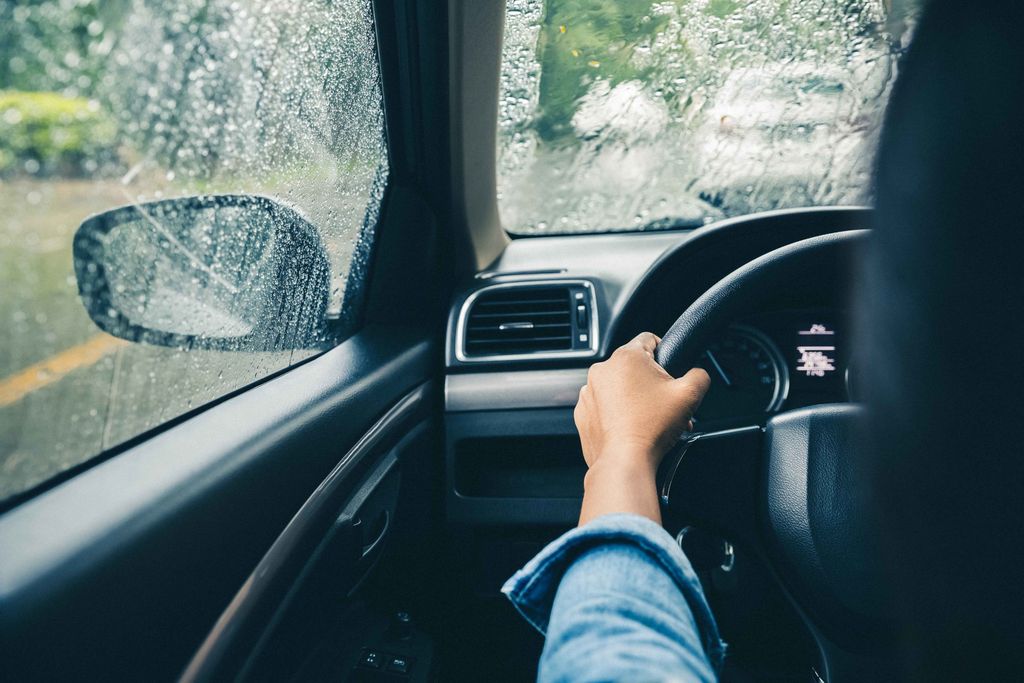 Những nguyên tắc giúp các chị em lái xe an toàn dưới trời mưa lớn