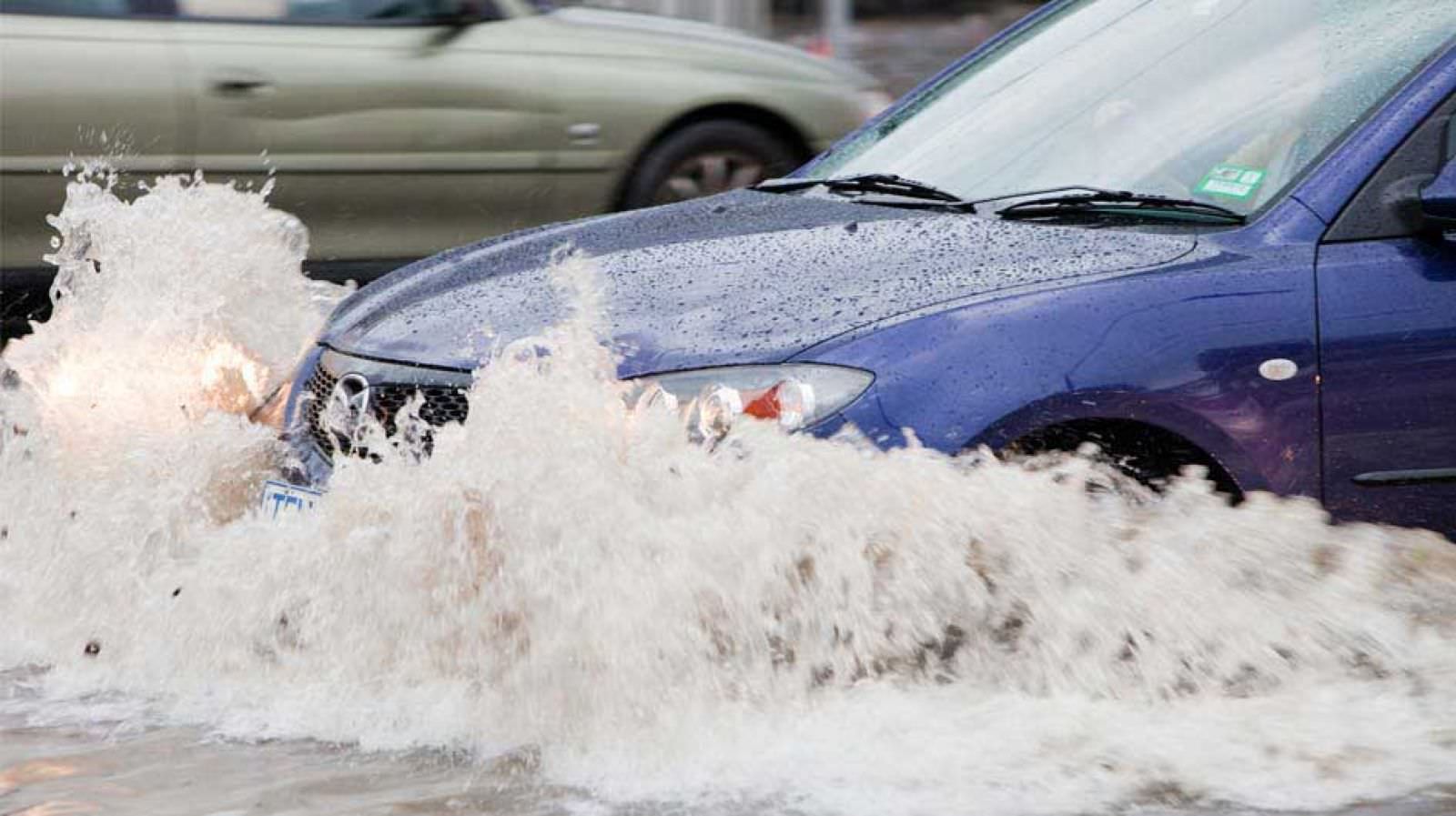 Principles to help women drive safely in heavy rain - Photo 1.