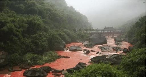 &quot;Dòng sông máu&quot; ở Trung Quốc: Mưa xuống đổi màu đỏ rực, rắn rết bò ra đáng sợ, nhưng rượu nấu từ nước này nổi tiếng ai cũng biết - Ảnh 3.