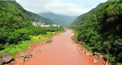 &quot;Dòng sông máu&quot; ở Trung Quốc: Mưa xuống đổi màu đỏ rực, rắn rết bò ra đáng sợ, nhưng rượu nấu từ nước này nổi tiếng ai cũng biết - Ảnh 4.