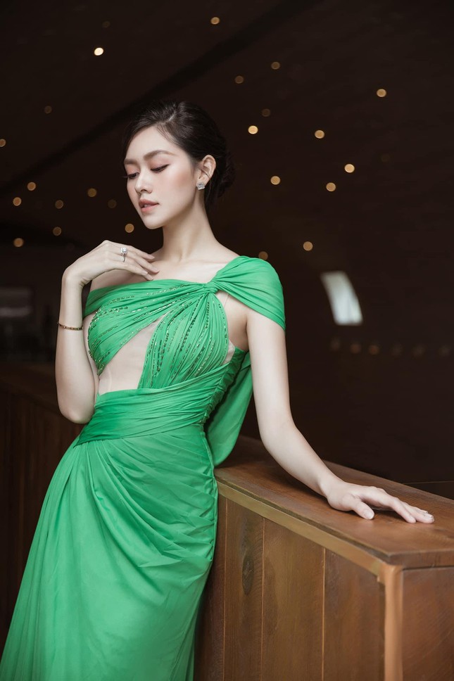Diện lại váy dạ hội từng trình diễn ở bán kết HHVN 2020, Đỗ Thị Hà khoe chân dài 1m1 nóng bỏng - Ảnh 5.
