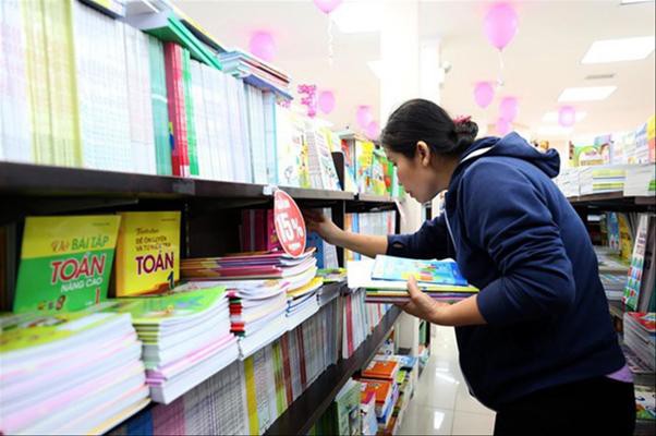 N&ecirc;n coi s&aacute;ch gi&aacute;o khoa l&agrave; h&agrave;ng h&oacute;a đặc biệt? - Ảnh 1.