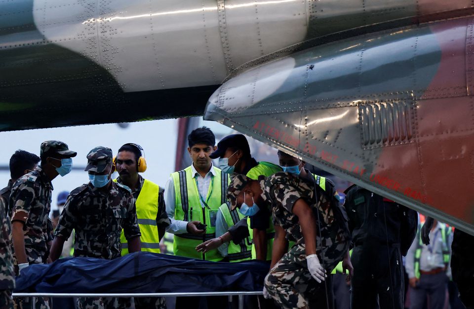 Tìm thấy thi thể cuối cùng trong vụ tai nạn máy bay 22 người chết ở Nepal - Ảnh 2.