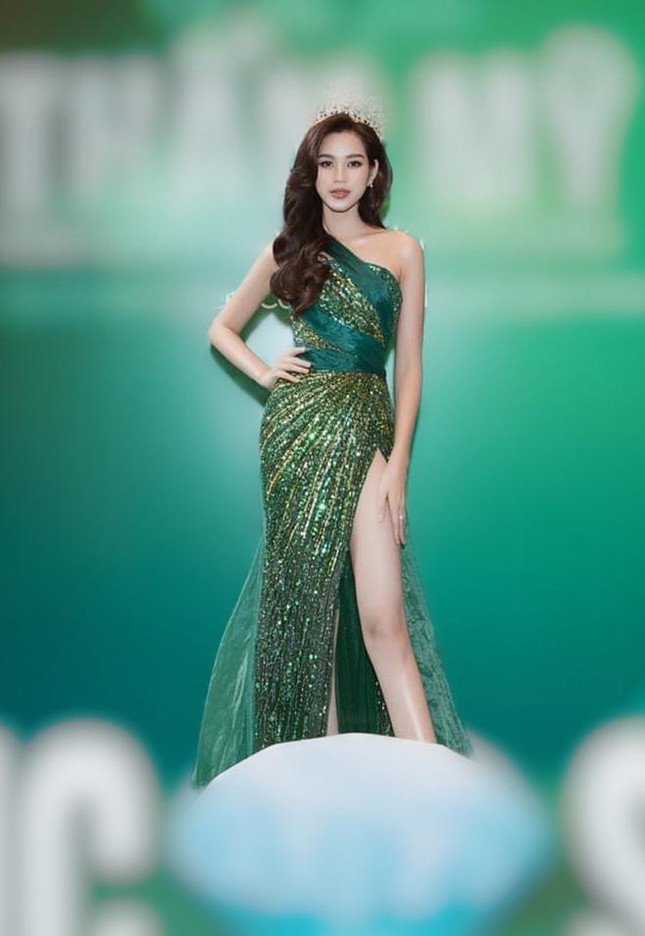 Wearing the evening dress once performed in the semi-finals of HHVN 2020, Do Thi Ha shows off her hot 1m1 long legs - Photo 1.