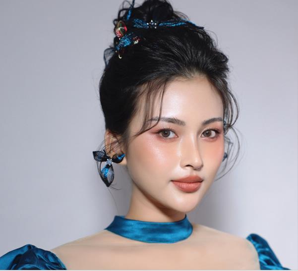 “Phù thủy make up” Henry Trần chia sẻ bí quyết giữ lớp trang điểm lâu trôi, bền màu trong mùa hè oi nóng - Ảnh 1.