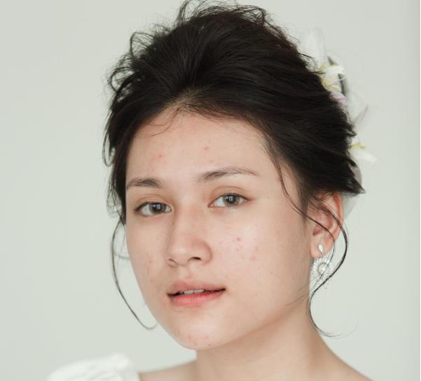 “Phù thủy make up” Henry Trần chia sẻ bí quyết giữ lớp trang điểm lâu trôi, bền màu trong mùa hè oi nóng - Ảnh 2. “Phù thủy make up” Henry Trần chia sẻ bí quyết giữ lớp trang điểm lâu trôi, bền màu trong mùa hè oi nóng - Ảnh 2.