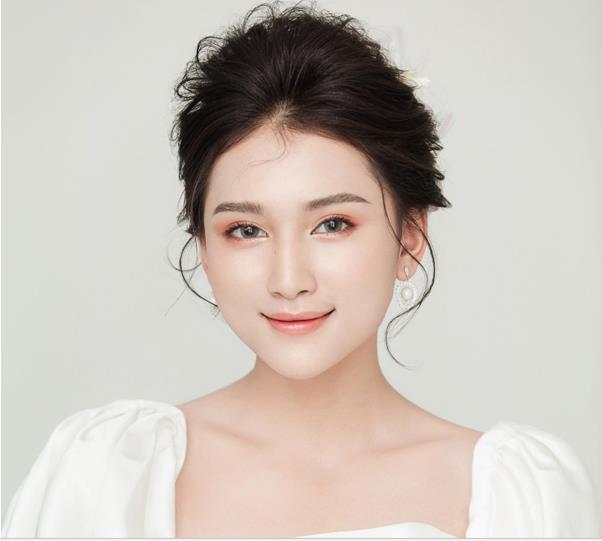 “Phù thủy make up” Henry Trần chia sẻ bí quyết giữ lớp trang điểm lâu trôi, bền màu trong mùa hè oi nóng - Ảnh 3.