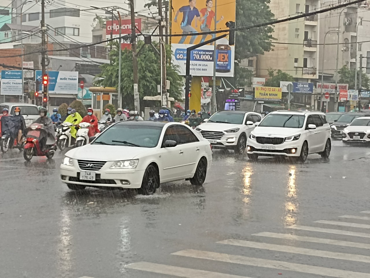 Nam bộ: Chỉ số UV ở mức nguy cơ gây hại rất cao vào trưa nay - Ảnh 2. Nam bộ: Chỉ số UV ở mức nguy cơ gây hại rất cao vào trưa nay - Ảnh 2.