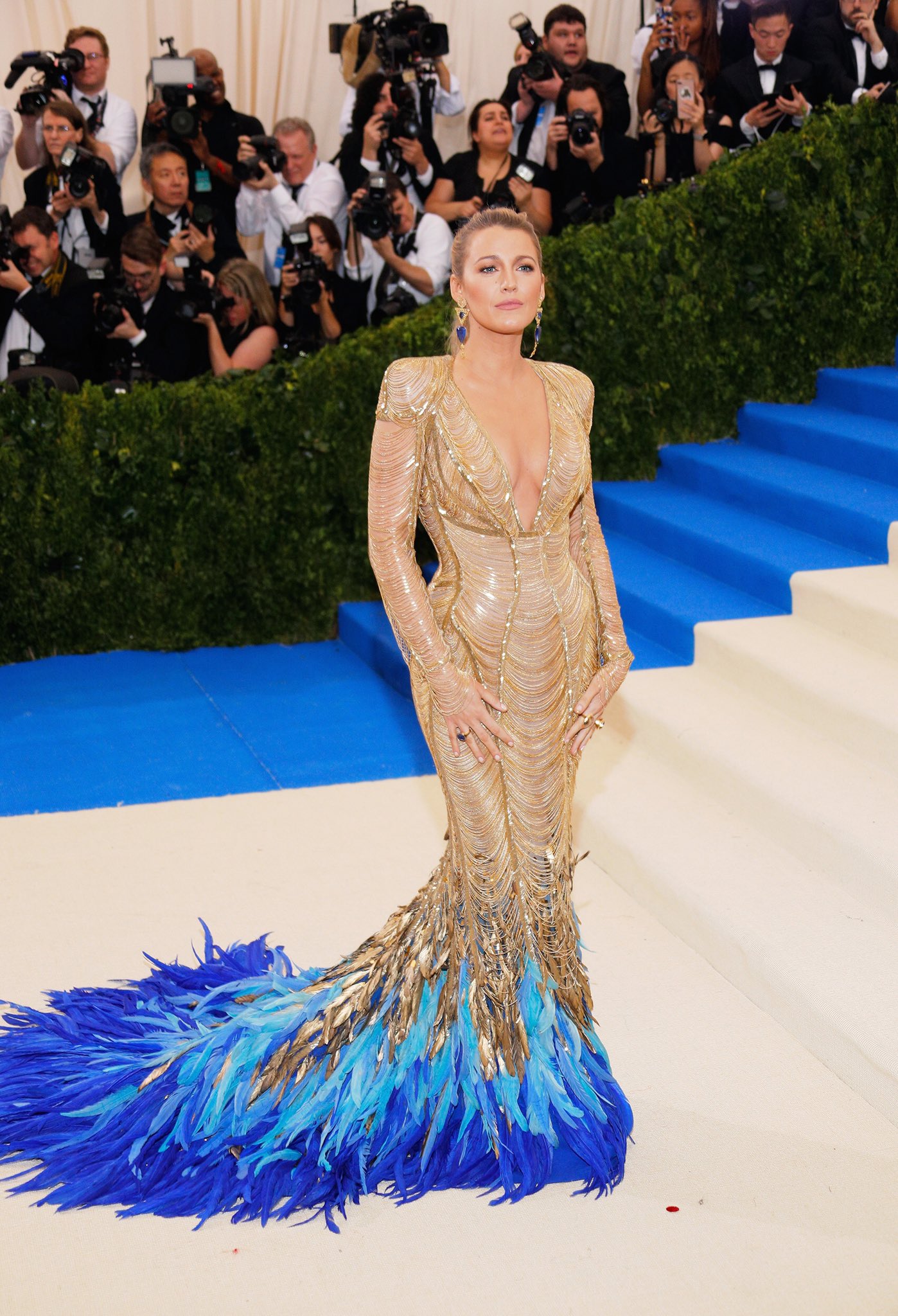 Gọi Blake Lively là nữ hoàng Met Gala vì năm nào cô cũng lên đồ chuẩn theme, đã thế còn khớp với màu thảm đỏ thì đỉnh quá rồi! - Ảnh 2.