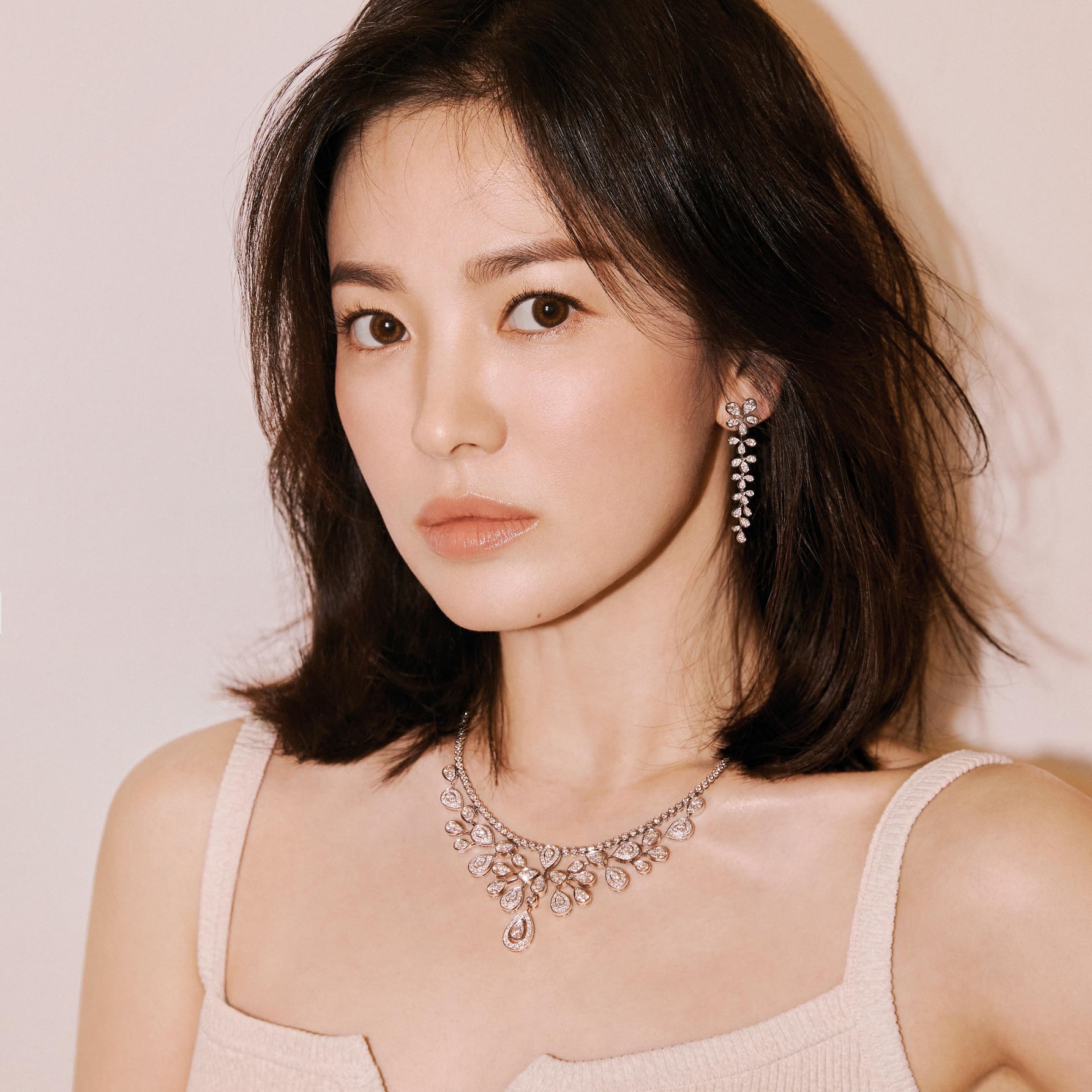 Song Hye Kyo hiếm khi mặc đồ hở nhưng hễ mặc là ai cũng phải bất ngờ với điểm tuyệt phẩm này - Ảnh 6.