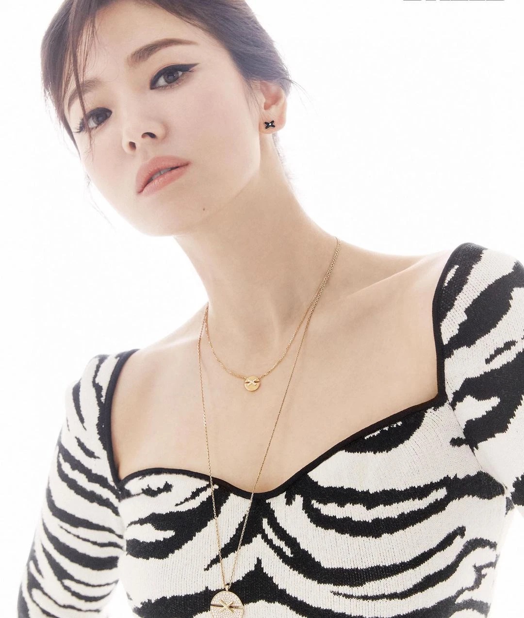 Song Hye Kyo hiếm khi mặc đồ hở nhưng hễ mặc là ai cũng phải bất ngờ với điểm tuyệt phẩm này - Ảnh 10.