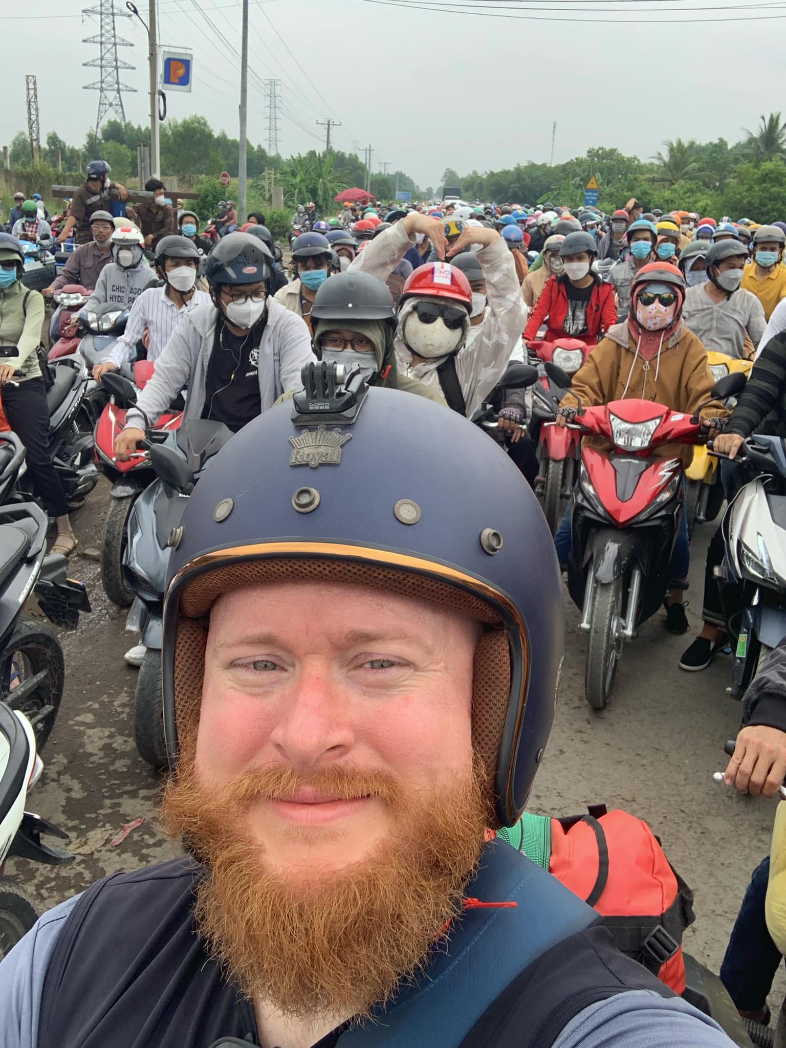 Người Mỹ trải nghiệm "đặc sản kẹt xe" ở Việt Nam v&agrave;o dịp lễ: "T&ocirc;i chỉ định đi miền T&acirc;y chơi nhưng chợt nhận ra cả S&agrave;i G&ograve;n cũng quyết định giống t&ocirc;i" - Ảnh 1.