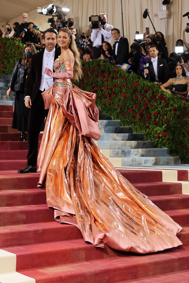 Gọi Blake Lively là nữ hoàng Met Gala vì năm nào cô cũng lên đồ chuẩn theme, đã thế còn khớp với màu thảm đỏ thì đỉnh quá rồi! - Ảnh 4.