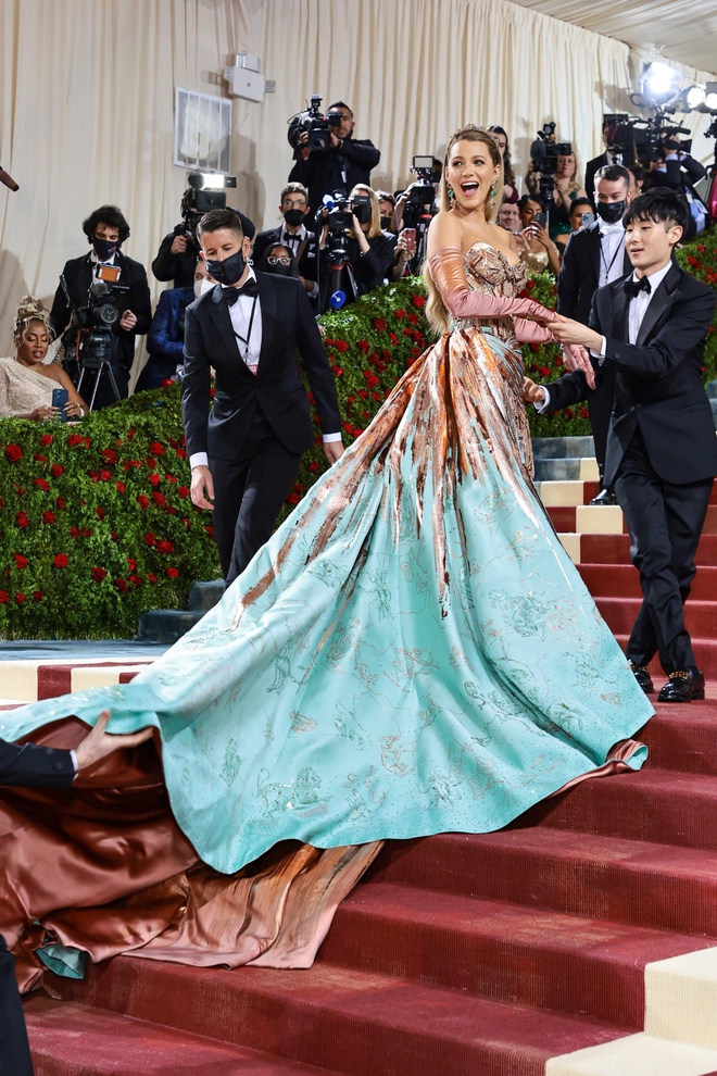 Calling Blake Lively the Queen of Met Gala because she dresses up with the theme every year, and it's great to match the red carpet color!  - Photo 5.