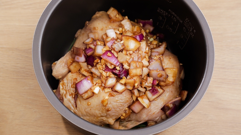 The hot sun is afraid to go to the kitchen to make grilled chicken in a rice cooker - Photo 6.