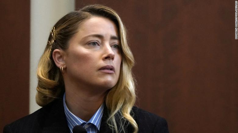 Amber Heard làm chứng lần đầu tại tòa, bật khóc khi nhớ lại lần đầu bị Johnny Depp đánh - Ảnh 1. - Ảnh 1.