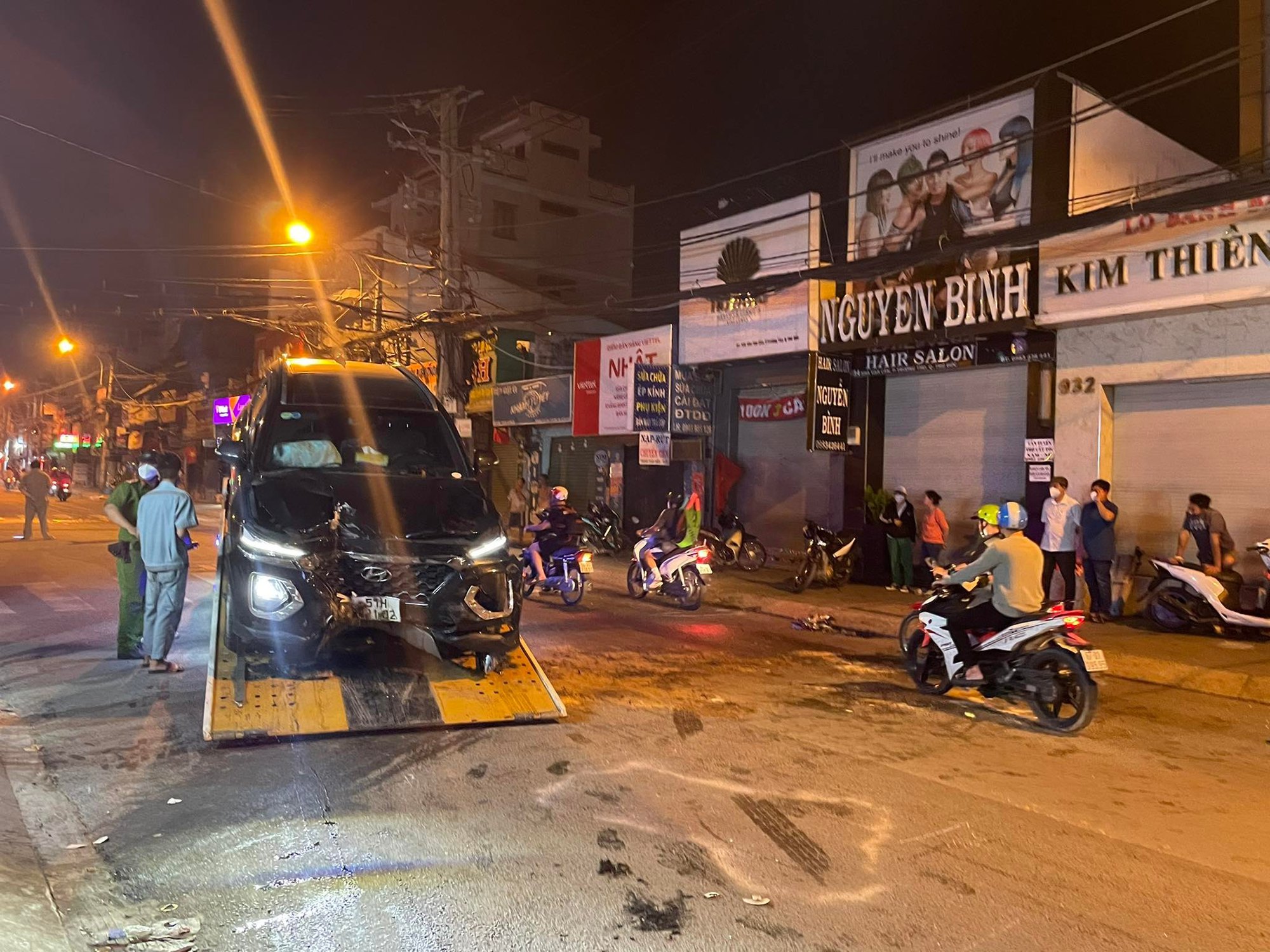 The scene of a crazy car hitting a series of motorbikes, causing many injuries in Thu Duc - Photo 4.