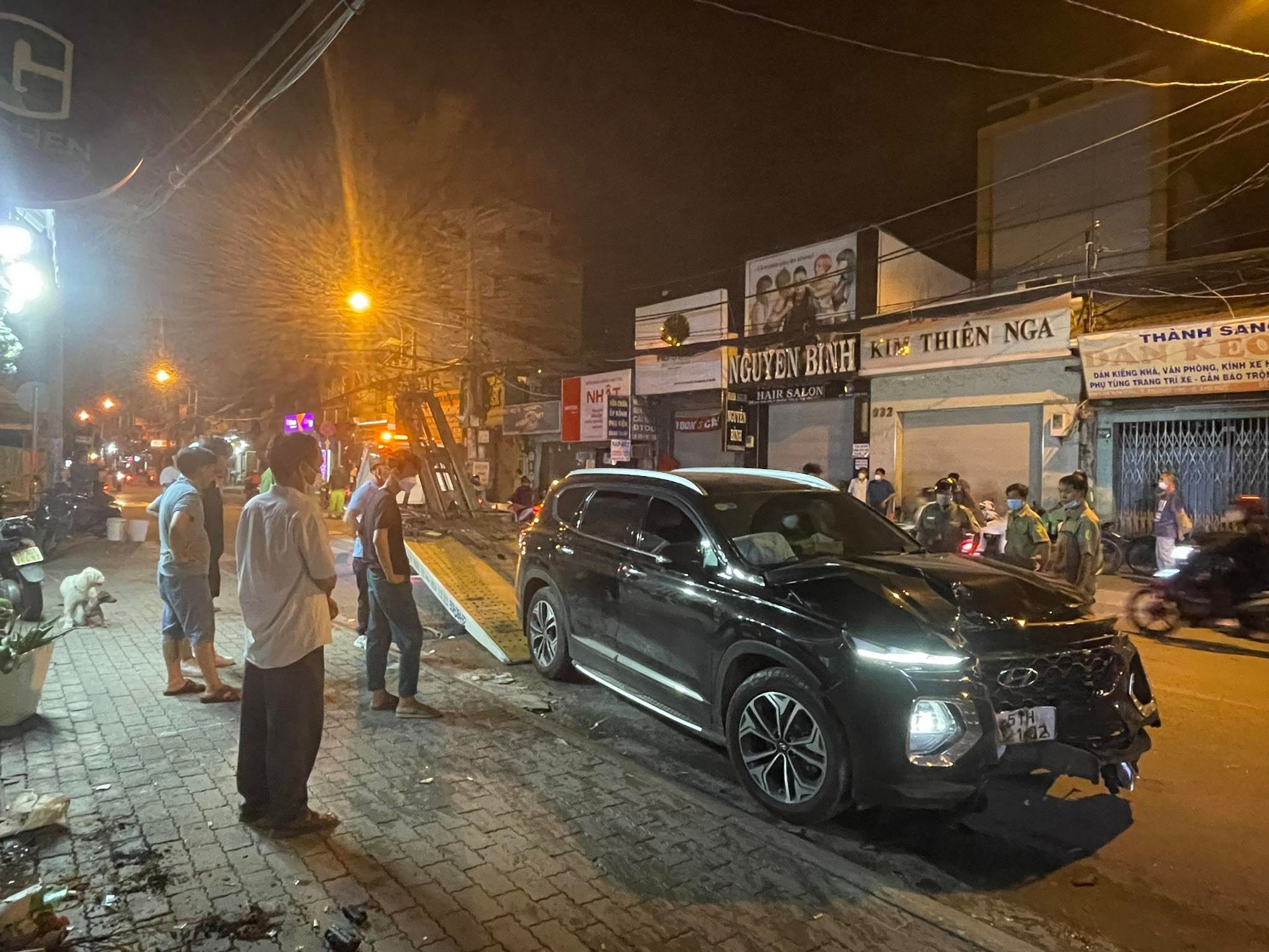 The scene of a crazy car crash with a series of motorbikes, causing many injuries in Thu Duc - Photo 1.