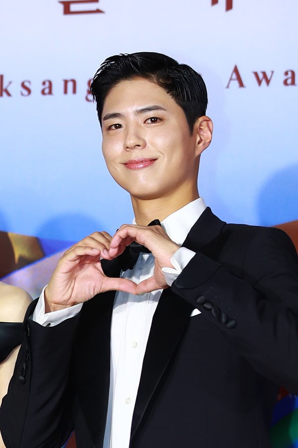 Dàn sao hạng A Kbiz đổ bộ thảm đỏ Beaksang 2022: Park Bo Gum lần đầu lộ diện hậu xuất ngũ, cuộc đọ sắc siêu mãn nhãn của Yoona - Suzy - Ảnh 10.